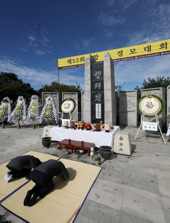 추석인 10일 오전 경기도 파주 임진각 망배단에서 열린 제53회 합동경모대회에 참석한 실향민 가족들이 헌화 및 차례를 지내고 있다. 2022.9.10/뉴스1 ⓒ News1 박세연 기자