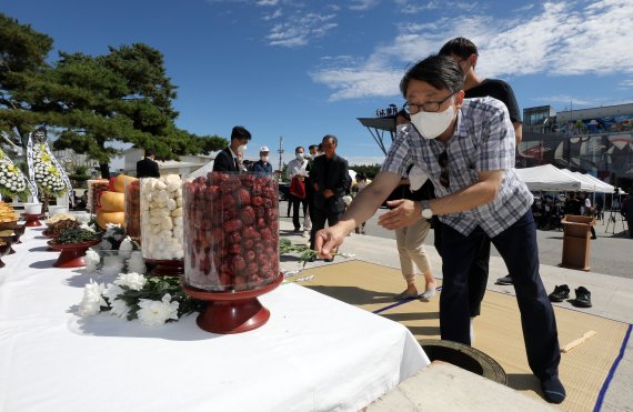 추석인 10일 오전 경기도 파주 임진각 망배단에서 열린 제53회 합동경모대회에 참석한 실향민 가족들이 헌화 및 차례를 지내고 있다. 2022.9.10/뉴스1 ⓒ News1 박세연 기자