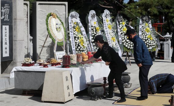 추석인 10일 오전 경기도 파주 임진각 망배단에서 열린 제53회 합동경모대회에 참석한 실향민 가족들이 헌화 및 차례를 지내고 있다. 2022.9.10/뉴스1 ⓒ News1 박세연 기자
