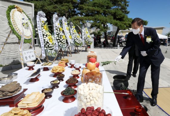 김기웅 통일부 차관이 10일 오전 경기도 파주 임진각 망배단에서 열린 제53회 합동경모대회에 참석해 헌화를 하고 있다. 2022.9.10/뉴스1 ⓒ News1 박세연 기자