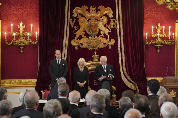 10일(현지시간) 영국 런던 세인트 제임스 궁에서 열린 즉위식에서 찰스 3세가 공식적으로 군주로 선포됐다. 왼쪽부터 영국의 윌리엄 왕세손, 왕비 카밀라, 찰스 3세. AP뉴시스
