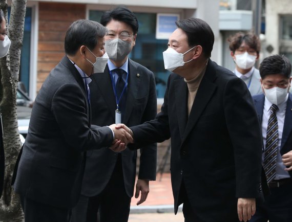 윤석열 대통령 당선인이 14일 오전 서울 종로구 통의동 금감원 연수원에 마련된 당선인 집무실로 출근하며 이철규 의원과 인사를 나누고 있다. 2022.3.14/뉴스1 ⓒ News1 국회사진취재단