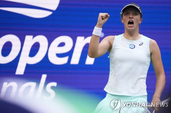 US오픈 챔피언 시비옹테크 Sep 10, 2022; Flushing, NY, USA; Iga Swiatek (POL) celebrates after winning the first set against Ons Jabeur (TUN) (not pictured) in the women's singles final on day thirteen of the 2022 U.S. Open tennis tournament at USTA Billie Jean King Tennis Center. Mandatory Credit: Robert Deuts