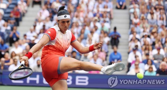 경기가 잘 풀리지 않자 공을 발로 차는 자베르 epaselect epa10176707 Ons Jabeur of Tunisia kicks a ball as she plays Iga Swiatek of Poland during women's final match at the US Open Tennis Championships at the USTA National Tennis Center in Flushing Meadows, New York, USA, 10 September 2022. The US Open runs from 29 Augu