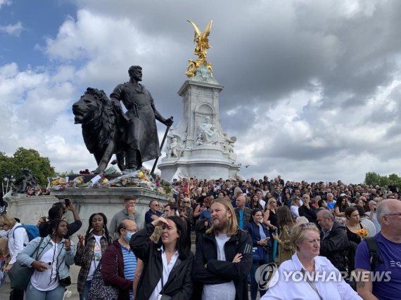 영국 버킹엄궁 앞 여왕 추모 인파 영국 버킹엄궁 앞 여왕 추모 인파 (런던=연합뉴스) 최윤정 특파원 = 엘리자베스 2세 영국 여왕 서거 다음 날인 9일(현지시간) 버킹엄궁 앞에는 추모인파가 크게 늘었다. 2022.9.10 photo@yna.co.kr (끝)