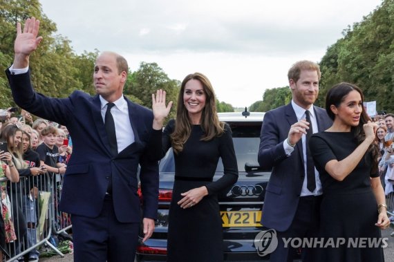 '여왕의 아픈손가락' 손주며느리, 눈물로 배웅 [오늘의 사진]