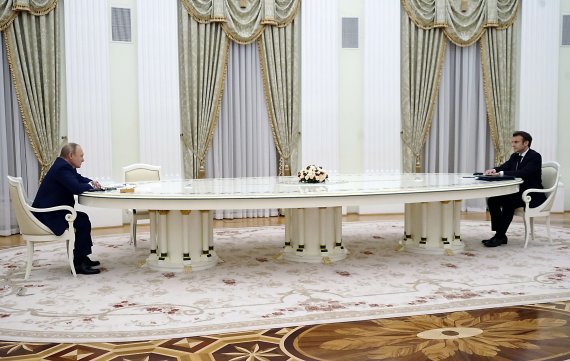 [모스크바=AP/뉴시스]블라디미르 푸틴(왼쪽) 러시아 대통령과 에마뉘엘 마크롱 프랑스 대통령이 7일(현지시간) 모스크바 크렘린궁에서 4m짜리 긴 테이블을 사이에 두고 정상회담을 하고 있다. 2022.02.08.
