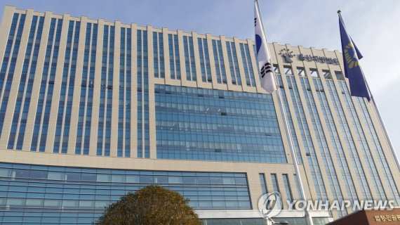 "죽는게 쉽냐?" 고등학생 딸 앞에서 목, 배에 자해학대한 40대 남성