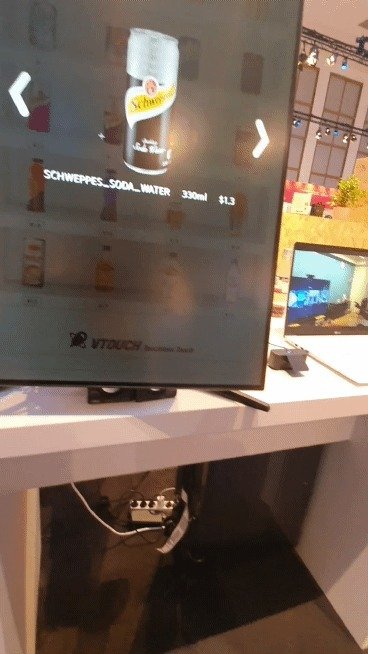 비접촉식 터치 기술 '가상 터치(Spatial Touch)'로 키오스크에서 음료를 선택하는 모습.