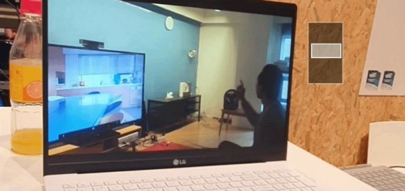 비접촉식 터치 기술 '가상 터치(Spatial Touch)'로 집 안에서 TV 등 기기를 제어하는 동영상.