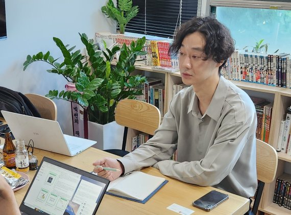 지난 7일 서울시 마포구 작업실에서 김동훈 작가와 인터뷰를 진행했다.