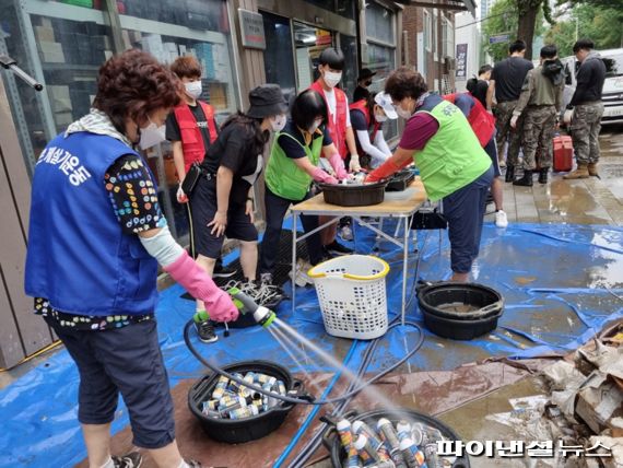 안양시 평안동-안양7동 수해복구 봉사. 사진제공=안양시