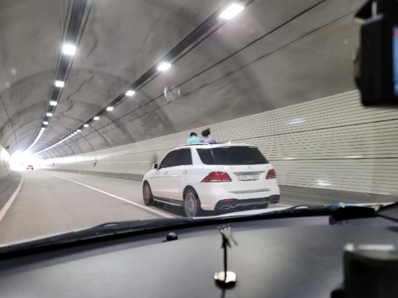충북 충주의 한 터널을 달리는 SUV 선루프 밖으로 아이들 2명이 몸을 내밀고 있다. 온라인 커뮤니티 캡처