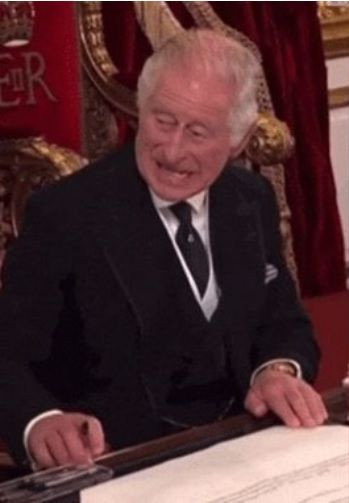 찰스 3세가 10일(현지시간) 제임스 궁에서 열린 즉위식에서 공식 문서에 서명하기 전 책상에 놓인 만년필 통을 치우라고 지시하는 모습. 유튜브 캡처