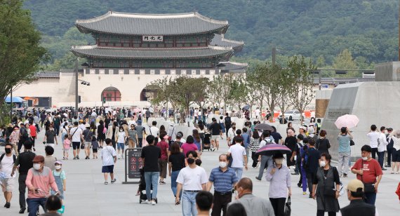 12일 서울 광화문광장에서 시민과 외국인 관광객들이 즐거운 시간을 보내고 있다. / 사진=연합뉴스