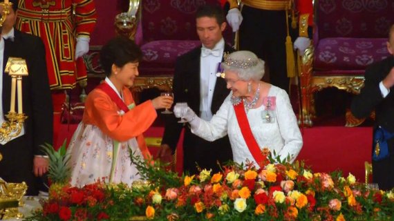박근혜 대통령이 5일 오후(현지시간) 영국 런던 버킹엄궁에서 열린 국빈만찬에 자리해 엘리자베스 2세 영국 여왕과 축하주가 담긴 잔을 부딪히고 있다. (청와대 페이스북) 2013.11.7/뉴스1