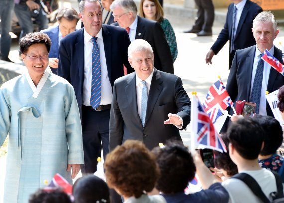 엘리자베스 2세 영국 여왕의 차남 앤드루 왕자가 14일 오후 경북 안동시 서후면 봉정사를 찾아 환영 나온 시민들을 향해 미소짓고 있다. 2019.5.14/뉴스1 ⓒ News1 공정식 기자
