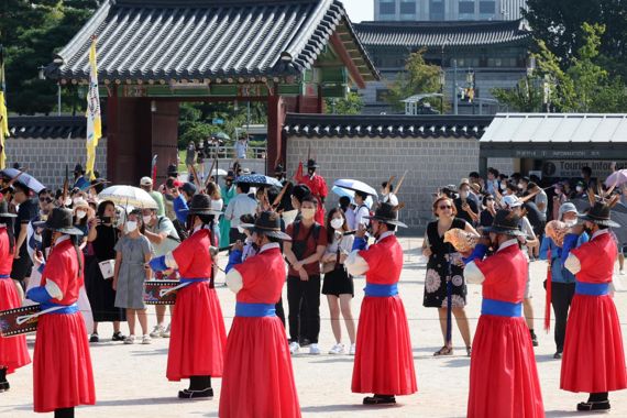 추석 연휴 마지막 날인 12일 서울 경복궁을 찾은 시민들과 외국인 관광객들이 경복궁 수문장 교대의식을 관람하고 있다. 사진=박범준 기자
