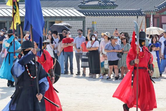 추석 연휴 마지막 날인 12일 서울 경복궁을 찾은 시민들과 외국인 관광객들이 경복궁 수문장 교대의식을 관람하고 있다. 사진=박범준 기자