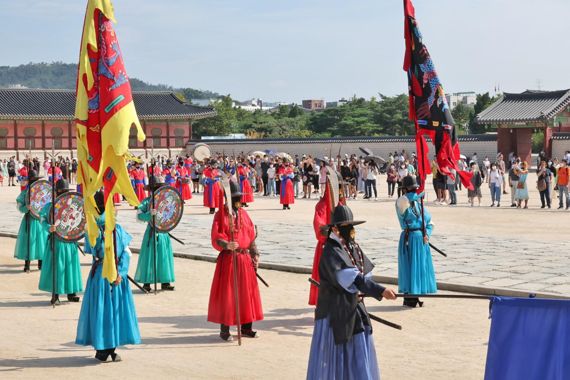 추석 연휴 마지막 날인 12일 서울 경복궁을 찾은 시민들과 외국인 관광객들이 경복궁 수문장 교대의식을 관람하고 있다. 사진=박범준 기자