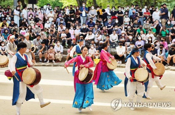 추석 연휴 마지막 날 즐기는 전통 공연 추석 연휴 마지막 날 즐기는 전통 공연 (용인=연합뉴스) 홍기원 기자 = 추석 연휴 마지막 날인 12일 오후 경기도 용인시 한국민속촌을 찾은 시민들이 전통 공연을 관람하고 있다. 2022.9.12 xanadu@yna.co.kr (끝)