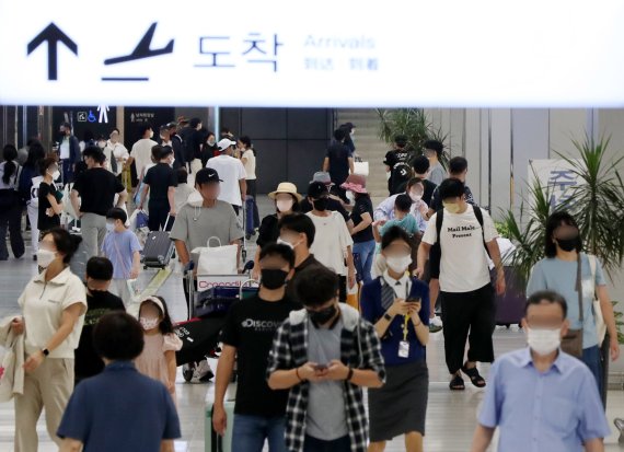 [서울=뉴시스] 추상철 기자 = 추석 명절 연휴 마지막날인 12일 오전 서울 강서구 김포공항 국내선 청사가 귀경객으로 붐비고 있다. 2022.09.12. scchoo@newsis.com