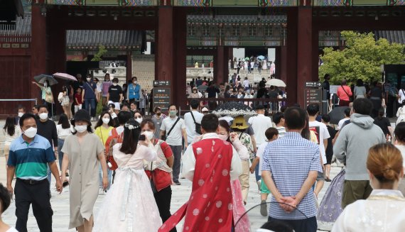 [서울=뉴시스] 김명원 기자 = 추석 명절 연휴 마지막날인 12일 서울 종로구 경복궁에 나들이 나온 시민들이 휴일을 즐기고 있다. 2022.09.12. kmx1105@newsis.com