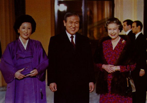 노태우 전 대통령과 영부인 김옥숙 여사가 1989년 엘리자베스 2세 영국여왕을 예방, 버킹엄궁 현관에서 영접나온 여왕과 활짝 웃으며 포즈를 취하고 있다. (한국사진기자협회 보도사진연감) 2015.11.23/뉴스1