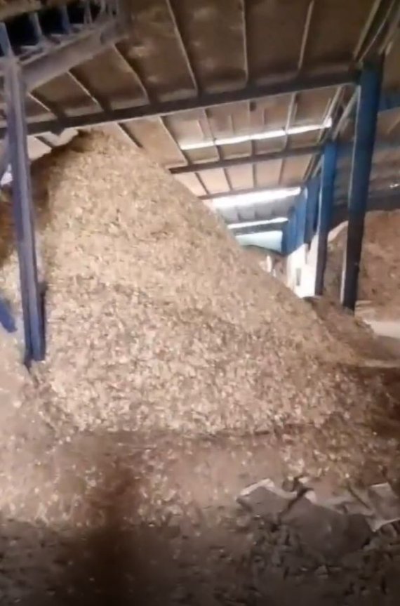 자투리 폐목재로 톱밥을 만들고 있는 베트남 공장 현장 관세청 제공