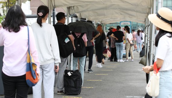 추석연휴 마지막날인 12일 오후 서울 서초구 신종 코로나바이러스 감염증(코로나19) 임시선별검사소를 찾은 시민들이 검사를 받기 위해 대기하고 있다. 2022.9.12/뉴스1 ⓒ News1 박지혜 기자 /사진=뉴스1