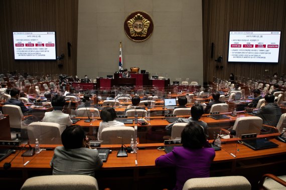 윤창현 국민의힘 가상자산특별위원회 위원장이 지난해 6월 23일 서울 여의도 국회에서 열린 정책의원총회에서 ‘가상자산시장 공정성 회복과 투자자보호’를 주제로 강연하고 있다. /뉴스1