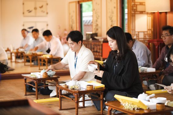 경복궁에서 열리는 수라간 시식공감에 참여한 사람들이 차를 우리고 있다.