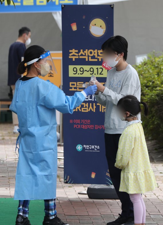 12일 오전 경기 용인시 처인구 영동고속도로 용인휴게소(인천방향)에 설치된 임시선별검사소에서 귀경객들이 코로나19 검사를 받고 있다. 2022.9.12/뉴스1 ⓒ News1 김영운 기자