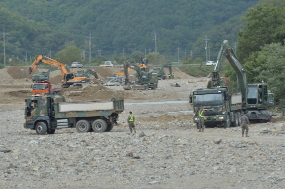 13일 태풍 힌남노 피해지역인 경북 포항시 남구 장기면에서 육군과 해군이 중장비를 투입, 하천 복구 작업을 서두르고 있다.2022.9.13/뉴스1 ⓒ News1 최창호 기자