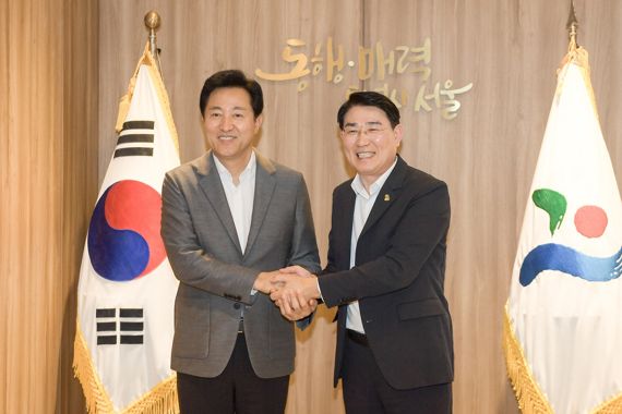 노관규 전남 순천시장과 오세훈 서울특별시장이 '2023순천만국제정원박람회'와 '서울정원박람회' 성공 개최를 위해 13일 손을 맞잡았다. 노관규 순천시장은 이날 조희연 서울특별시교육감과 김현기 서울특별시의회 의장도 잇따라 만나 '2023순천만국제정원박람회' 성공 개최를 위한 상호 협력 방안을 모색했다. 사진=순천시 제공