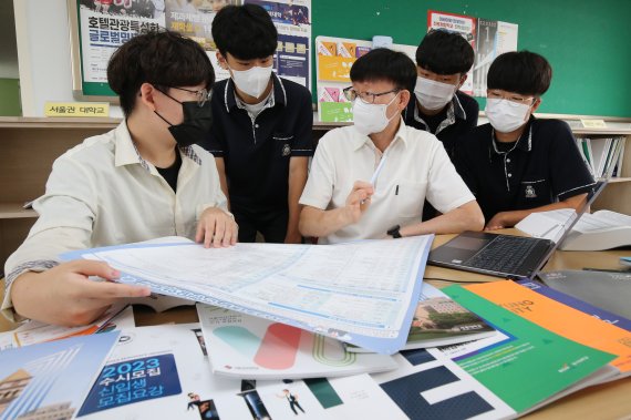 2023학년도 수시 원서접수가 시작된 13일 대전 서구 괴정고등학교에서 3학년 수험생들이 수시 입시상담을 받고 있다. 뉴스1