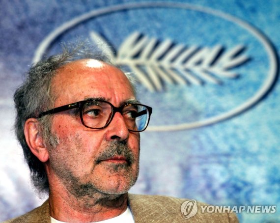 장뤼크 고다르 FILE PHOTO: Swiss director Jean-Luc Godard listens to question during a press conference for his film entry 'Notre Musique' which is screened out of competition at the 57th Cannes Film Festival, May 18, 2004. REUTERS/Vincent Kessler/File Photo