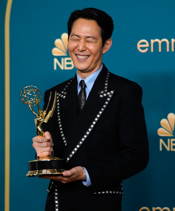 '오징어 게임'의 이정재가 트로피를 들어 보이고 있다. 이정재는 비영어권 최초로 에미상 남우주연상을 받았다. AP연합뉴스