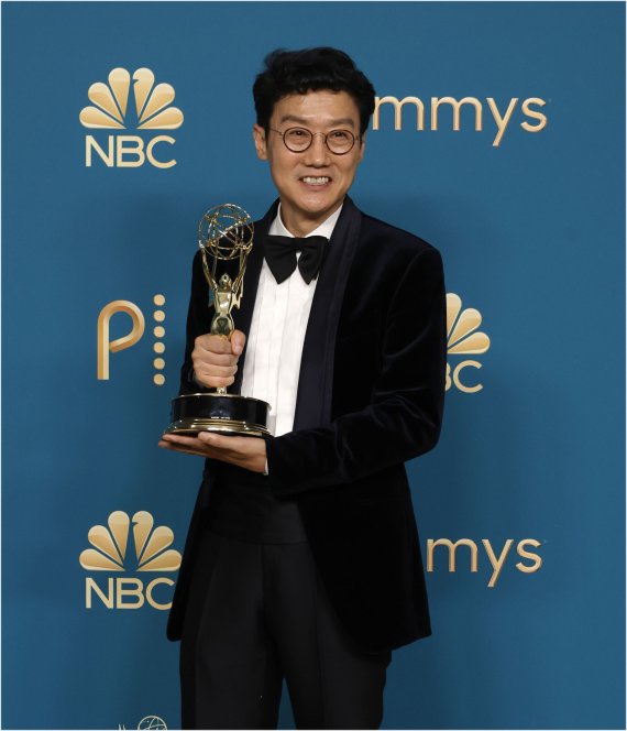 드라마 '오징어 게임'으로 제74회 에미상 드라마 시리즈 부문 감독상을 받은 황동혁 감독이 12일(현지시간) 미국 로스앤젤레스 마이크로소프트 시어터 프레스룸에서 트로피를 들고 활짝 웃고 있다. AP연합뉴스