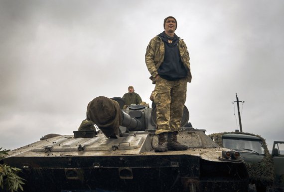 우크라이나 군인들이 12일(현지시간) 러시아군을 물리치고 수복한 하르키우 지역에서 전차에 올라 주변을 관찰하고 있다. 우크라이나 군이 전선을 러시아 쪽으로 밀어내면서 우크라이나 경제 역시 안정을 찾아가고 있는 것으로 나타났다. AP연합