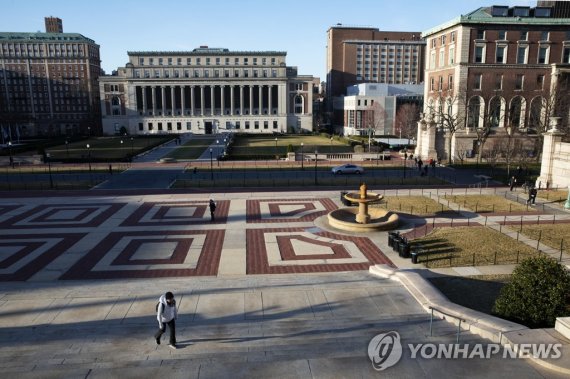컬럼비아대 교정 FILE - A woman walks on the Columbia University campus, Monday, March 9, 2020, in New York. U.S. News & World Report has unranked Columbia University from its 2022 edition of Best Colleges. The publisher said in a statement Thursday, July 7, 2022, that the Ivy League institution failed to s