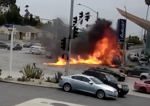 지난 8월4일(현지시각) 미국 로스앤젤레스 윈저힐의 한 교차로에서 시속 209km로 달리던 차량이 피해차량들과 충돌한 직후 불길에 휩싸인 모습. 사진: RMG news 보도영상 캡쳐 *재판매 및 DB 금지