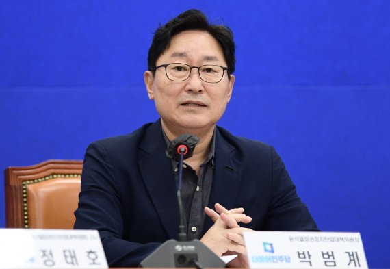 박범계 "영어 잘하니 금방 보겠죠?"..한동훈 "한국말 자료인데요"