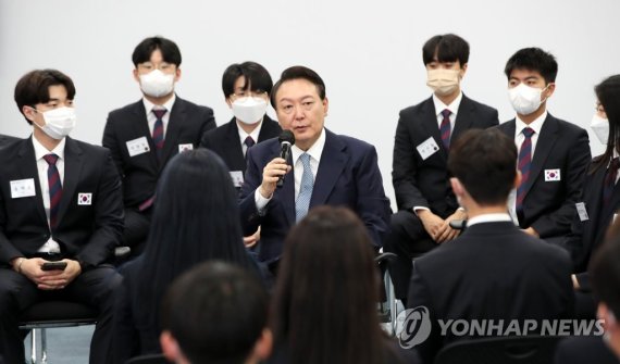 국제기능올림픽 국가대표와 간담회하는 윤석열 대통령 (인천=연합뉴스) 서명곤 기자 = 윤석열 대통령이 14일 인천시 부평구 글로벌숙련기술진흥원을 방문, 국제기능올림픽에 출전하는 국가대표들과 간담회를 하고 있다. 2022.9.14 seephoto@yna.co.kr (끝)