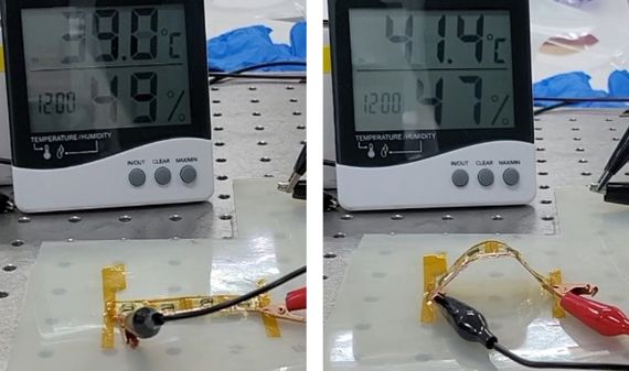 나노종합기술원이 맥신 마이크로 슈퍼 커패시터로 전자온습도계를 작동시키고 있다. 오른쪽 사진은 슈퍼 커패시터가 잘 휘어지고 있다는 것을 보여주고 있다. 나조종합기술원 제공