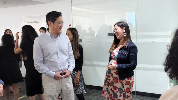 이재용 삼성전자 회장(왼쪽)이 지난 9월 13일(현지시간) 삼성전자 파나마법인에 방문해 직원들과 대화하고 있다. /연합뉴스