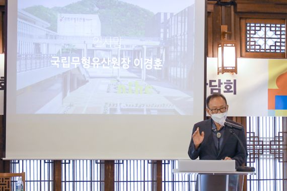 이경훈 국립무형유산원 원장이 14일 통합 기자간담회를 열고 올해 진행 예정인 '대한민국 무형유산대전'을 포함해 총 4개의 각종 행사에 대해 설명하고 있다. 국립무형유산원은 내년 창립 10주년을 맞아 국립무형유산 축전을 대규모로 기획하고 있으며 올해는 4개의 행사를 준비했다.