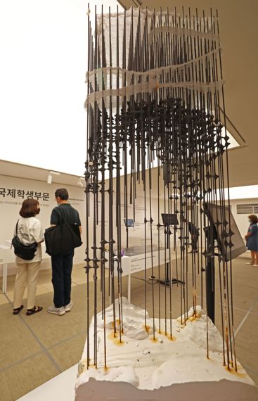 14일 서울 중구 서울도시건축전시관에서 개막한 ‘서울건축문화제’에서 관람객들이 전시 작품을 살펴보고 있다. 올해는 'Lifestyle : Ways of Living'을 주제로 코로나19 팬데믹 이후 변화한 우리 생활과 공간 전반을 고찰하는 전시, 프로그램을 25일까지 선보인다. 사진=김범석 기자