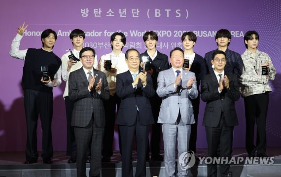 '부산엑스포를 위해!' '부산엑스포를 위해!' (서울=연합뉴스) 김승두 기자 = 한덕수 국무총리가 19일 서울 용산구 ㈜하이브에서 그룹 방탄소년단(BTS)에게 부산엑스포 홍보대사 위촉장을 수여한 뒤 참석자들과 기념촬영을 하고 있다. 2022.7.19 kimsdoo@yna.co.kr (끝)