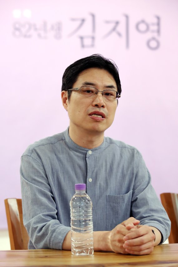 [서울=뉴시스] 박진희 기자 = 연극 '82년생 김지영' 연출 안경모가 14일 서울 강남구 백암아트홀에서 기자간담회를 하고 있다. 2022.09.14. pak7130@newsis.com